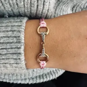 tess-products-equestrian-shop-armband-sam-goud-bit-licht-roze-1
