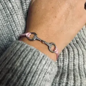 tess-products-equestrian-shop-armband-sam-zilver-bit-licht-roze-1