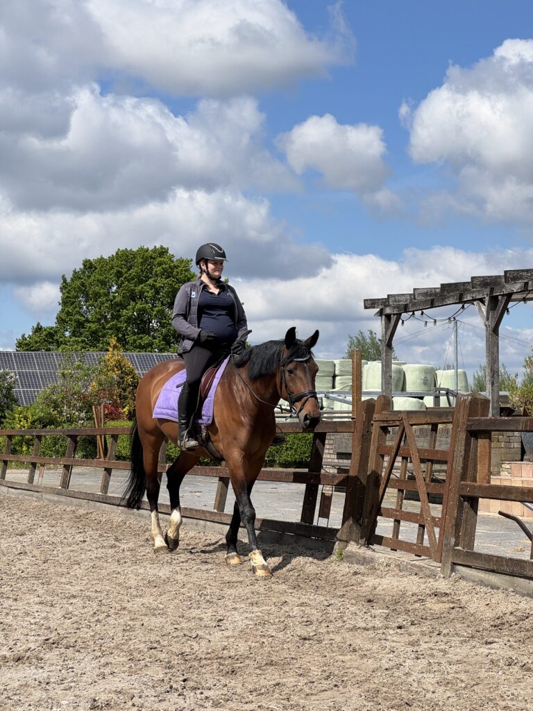 Ruiter Sophie Delemarre op Manege de Stap met 39 weken zwangerschap