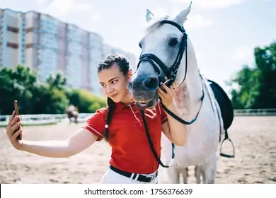 Meisje maakt selfie met haar paard