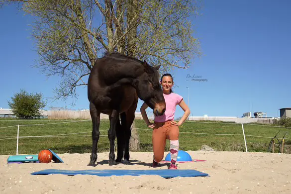 Ruitervitaal Coach Sara Tadjipour Doet een oefening naast een paard