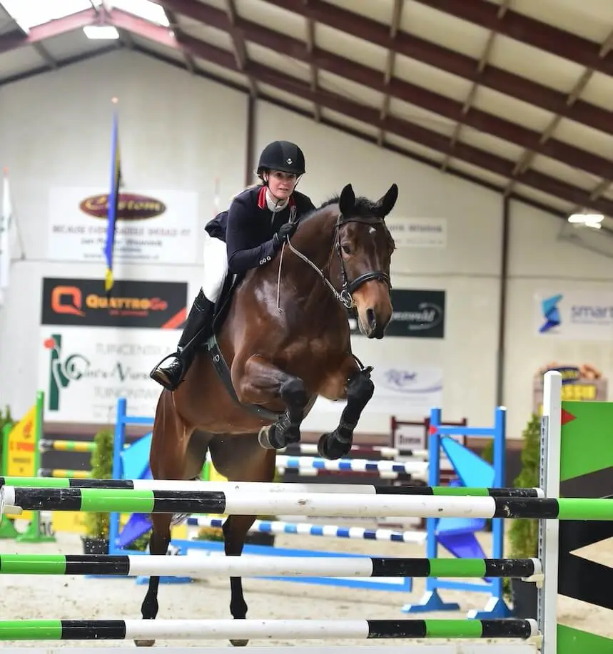 Fleur van Haren en haar paard springen samen over een hindernis