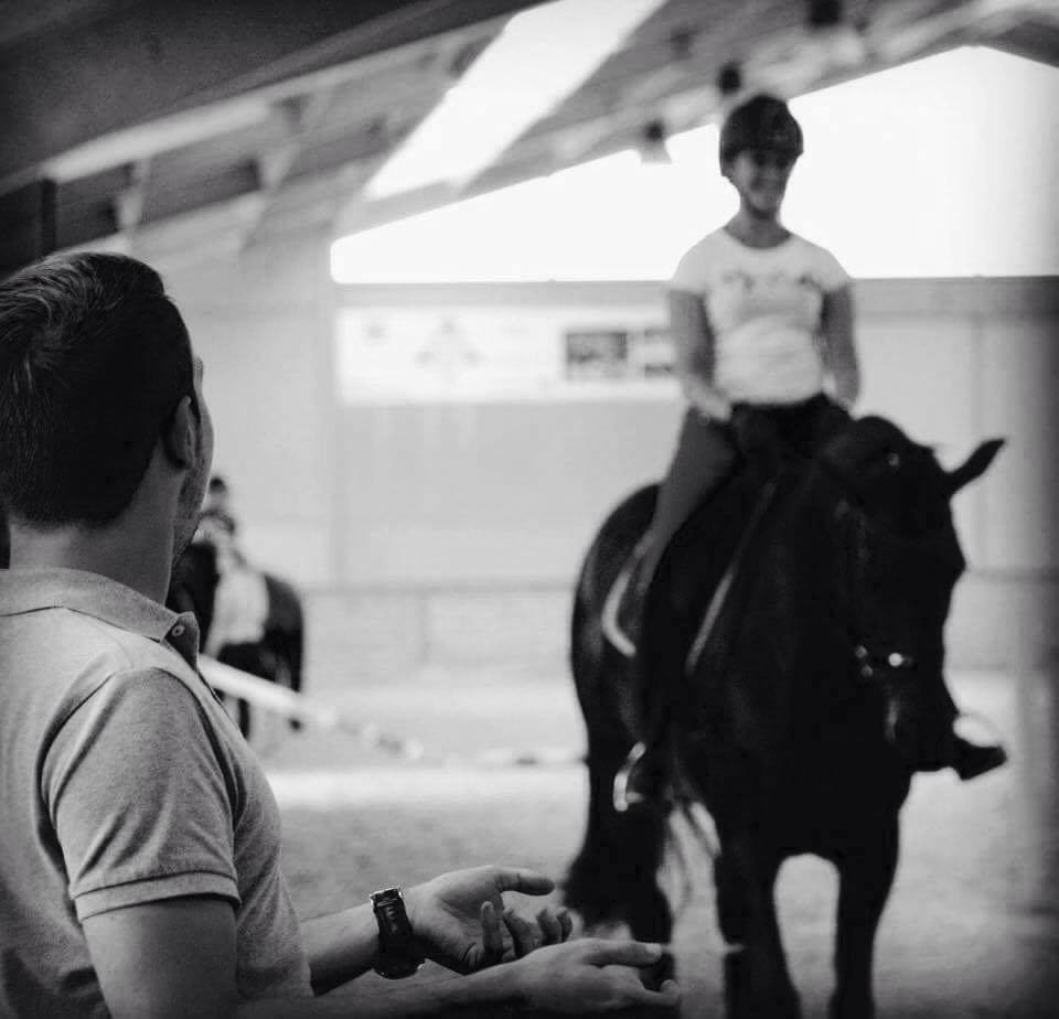Philippe Minquet begeleidt een ruiter te paard.